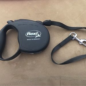 Retractable dog leash